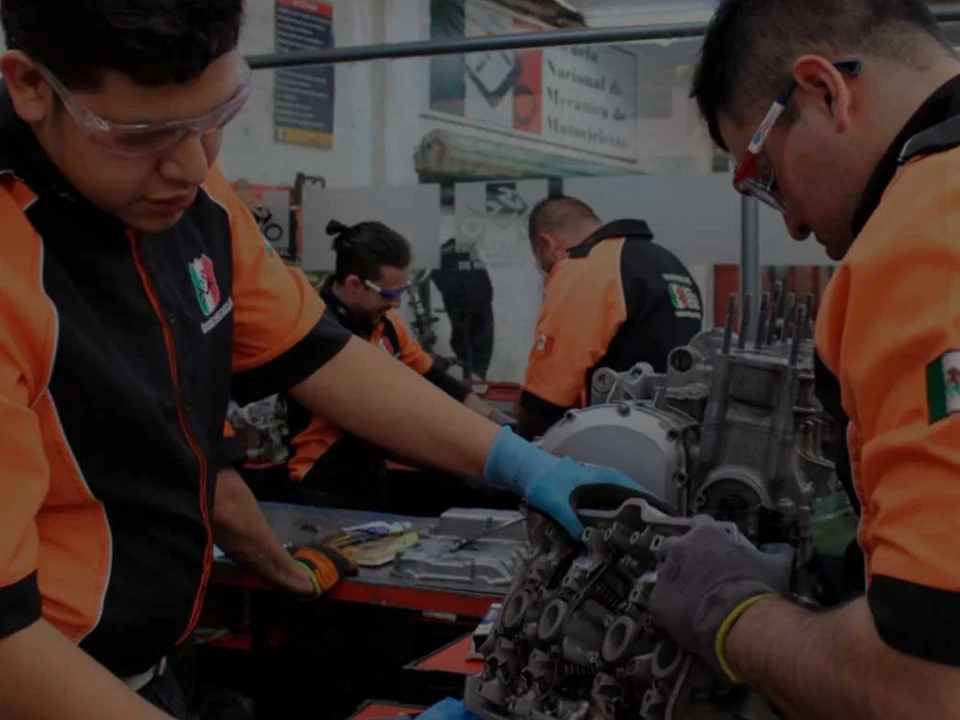 ¿Qué ofrece una escuela de mecánica de motocicletas?