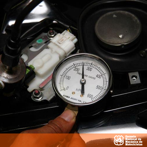 comprobando la presión de combustible